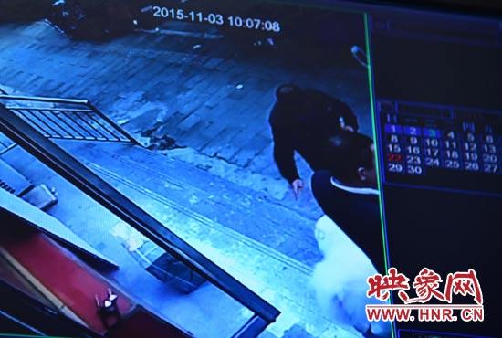 監(jiān)控錄像顯示，男子走向皮皮，將其拐走。