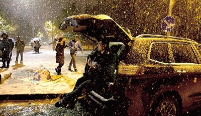 彈琴彈到手指都沒知覺了，還在一首又一首地唱。