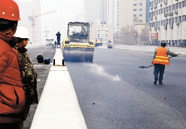 昨日農(nóng)業(yè)路高架第八標(biāo)段已經(jīng)開始鋪設(shè)瀝青。