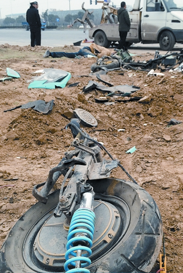 現(xiàn)場散落大量電動(dòng)車碎片，車輪已完全脫離車體，可見當(dāng)時(shí)車禍的慘烈程度