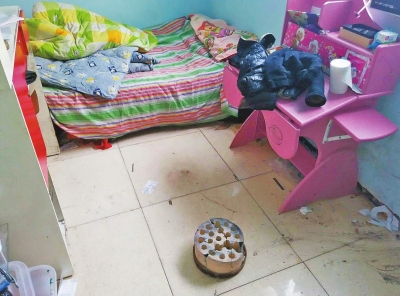 在理發(fā)店死者居住的臥室內(nèi)，地上放有一個大煤球。