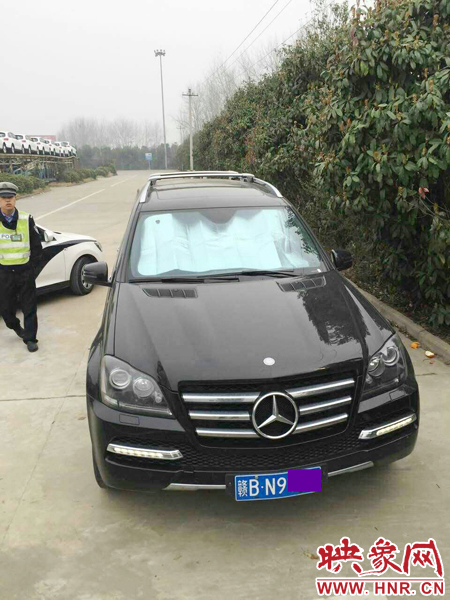 江西男子奔馳車中睡覺一氧化碳中毒，周口高速交警及時發(fā)現。