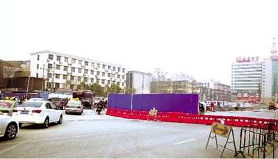 試圍擋后，車輛從西向東緩慢通行