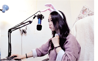 在一次直播中，小米戴上兔子頭飾，向網(wǎng)友賣萌