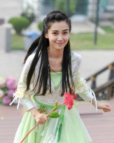 但是和倪妮站在一起，黑了一個(gè)色號(hào)，整個(gè)人都有點(diǎn)黯淡了。