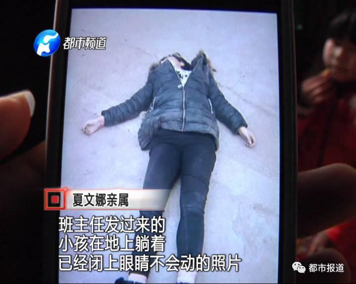 得知孩子沒去上學(xué)，家人擔(dān)心孩子發(fā)生意外，于是趕快報(bào)了警。讓人沒想到的是，剛報(bào)完警，家人收到了老師發(fā)來的照片。