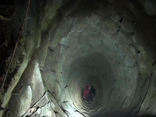 險(xiǎn)！女子凌晨墜入15米深井 命懸一線