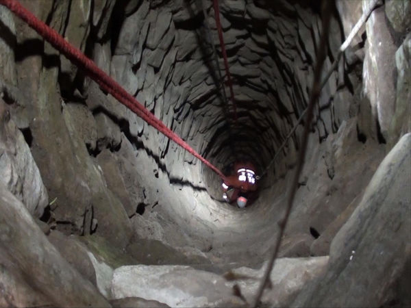 險(xiǎn)！女子凌晨墜入15米深井 命懸一線