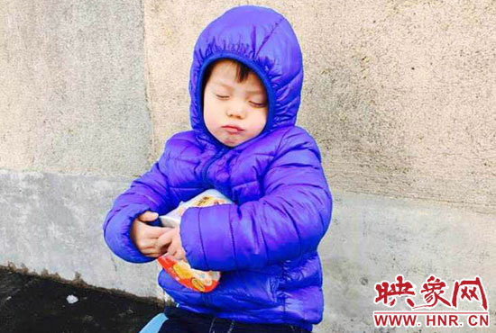 5歲娃冰天雪地睡著。