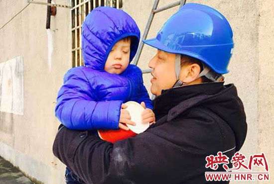 電工抱起孩子時(shí)，孩子還在睡。