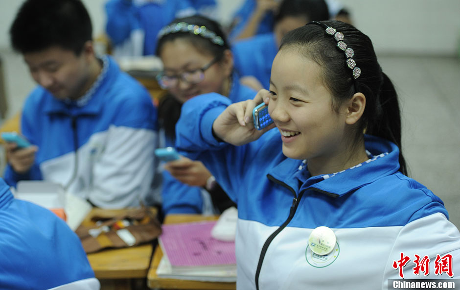 圖為一同學(xué)正在試手機(jī)的通話功能。