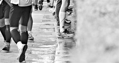 昨日，2013年北京馬拉松，因流動(dòng)廁所和公廁有限，很多選手都“就地解決”，地面上“水”流成河。