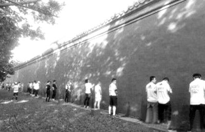 網(wǎng)友上傳的“北馬”選手集體“尿紅墻”圖片。