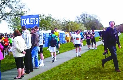 北京馬拉松“尿紅墻” 集體噓噓是傳統(tǒng)？