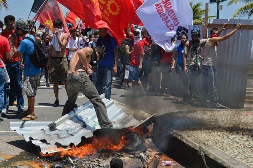 當(dāng)?shù)貢r間10月21日，巴西里約熱內(nèi)盧近海一座油田舉行開采權(quán)競標(biāo)，引發(fā)示威者抗議，與負(fù)責(zé)安保的大量配槍巡邏士兵發(fā)生沖突。 CFP