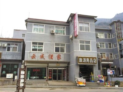 今年，胡萬(wàn)林涉嫌非法行醫(yī)的地點(diǎn)，就在這座農(nóng)家賓館內(nèi)。