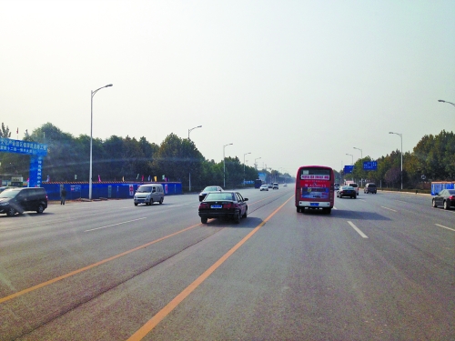 鄭開大道上隨處可見車輛駛?cè)腚p黃線超車,很危險。