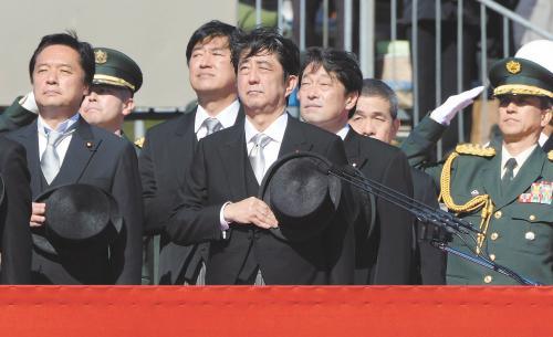 　27日上午，日本首相安倍晉三在琦玉縣的自衛(wèi)隊朝霞訓(xùn)練場出席陸上自衛(wèi)隊年度閱兵式