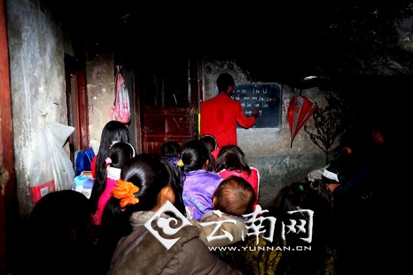 由于受到當(dāng)?shù)厝似缫?，大鍋圈的孩子們沒有外出求學(xué)的機(jī)會，只能在這樣的簡易房里學(xué)習(xí)