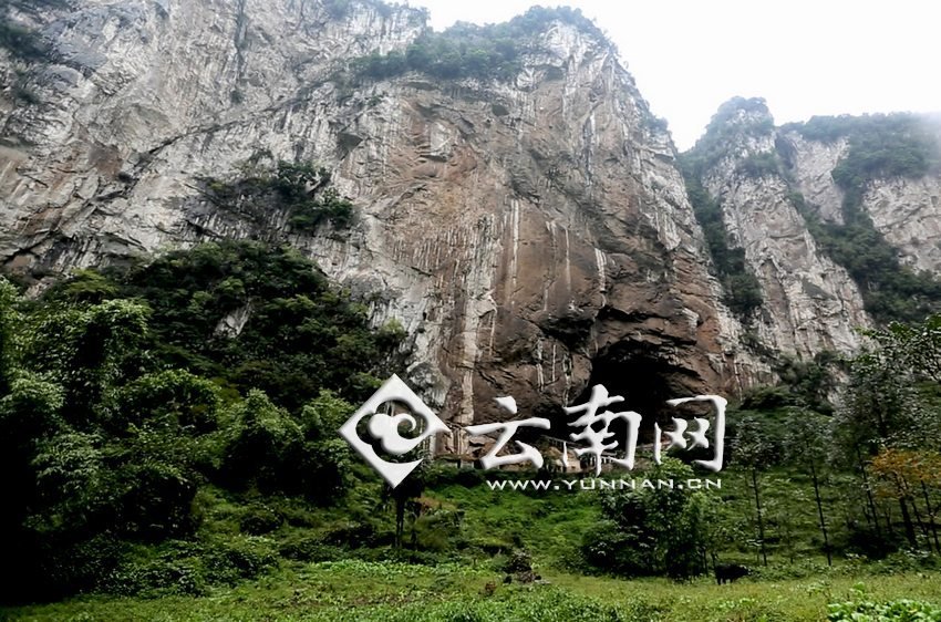 大鍋圈小學(xué)就建在這樣一個懸崖絕壁邊上。