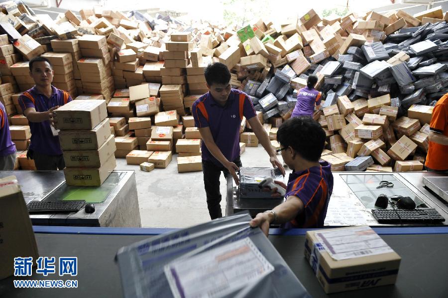 11月11日，在圓通公司廣州一處分揀站，工作人員加緊掃描快件。