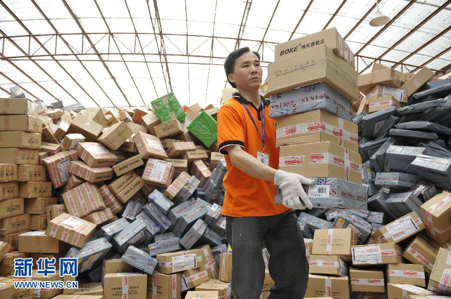 　11月11日，在圓通公司廣州一處分揀站，工作人員加緊處理堆積如山的快件。