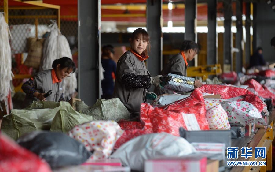 11月11日，一家快遞公司的工作人員正在分揀快件。