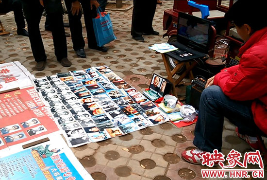 這位攤主自稱(chēng)“掌握很多國(guó)家領(lǐng)導(dǎo)人的獨(dú)家機(jī)密”