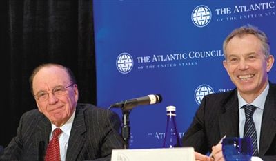 2008年，布萊爾與默多克在美國參加一國際會議。