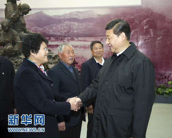 25日上午，習(xí)近平在臨沂華東革命烈士陵園參觀沂蒙精神展并會見當(dāng)?shù)叵冗M(jìn)模范和當(dāng)年支前模范后代代表。