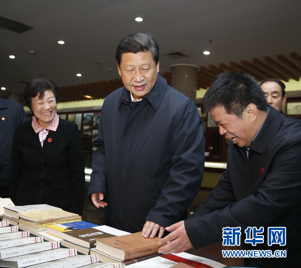 26日上午，習(xí)近平在孔子研究院參觀考察。新華社記者鞠鵬 攝