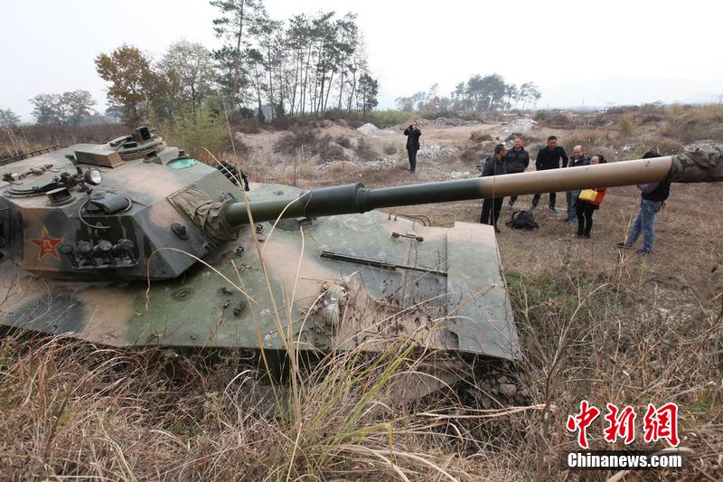 12月4日，浙江臺(tái)州，人們?cè)谔箍饲皣^。