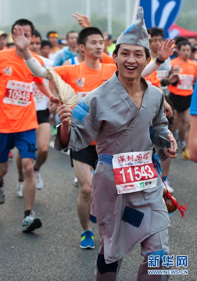 12月8日，一名選手身著“濟(jì)公”服裝參加比賽。