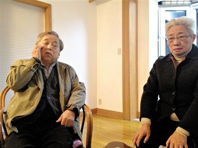前晚，年過七旬的劉光嘉及妻子向記者講述強(qiáng)拆經(jīng)過。