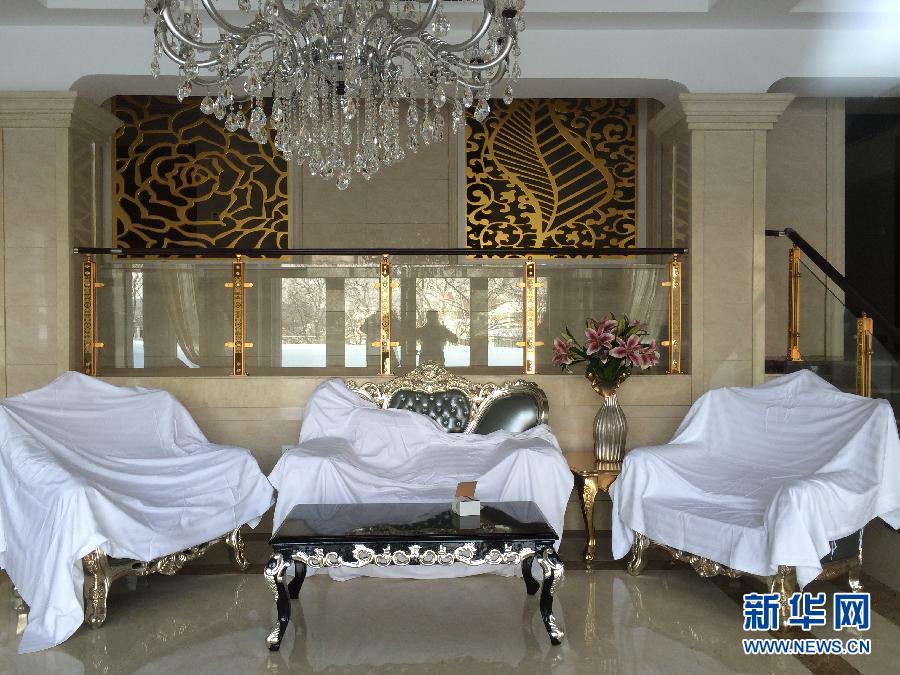 鏡泊湖畔麗日山莊里的豪華沙發(fā)（2013年12月9日攝）。新華社記者程子龍攝