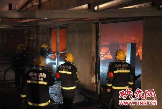 消防官兵正在現(xiàn)場(chǎng)進(jìn)行滅火