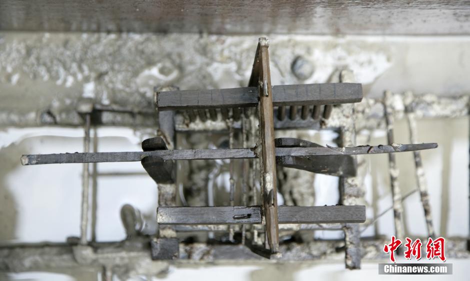 圖為蜀錦織機(jī)仿真蜀錦織機(jī)，為我國(guó)唯一有出土單位、完整保存的織機(jī)模型。