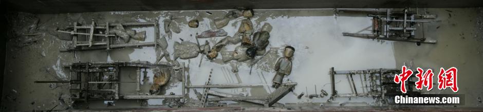 圖為考古現(xiàn)場(chǎng)發(fā)現(xiàn)保存完整的織機(jī)模型。