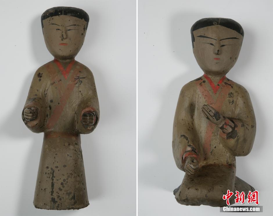 圖為出土的彩繪木俑。