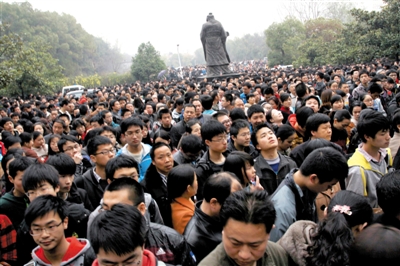 去年3月16日，武漢華中科技大學(xué)，“北約”、“華約”、“卓越”聯(lián)盟自主招生選拔考試湖北考點(diǎn)，考生等待進(jìn)場(chǎng)。 圖/CFP