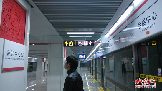 會(huì)展中心站，兩塊牌子的站點(diǎn)名稱英文翻譯也不相同