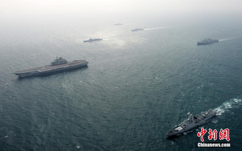 圖為遼寧艦與水面艦艇進(jìn)行協(xié)同訓(xùn)練。中新社發(fā) 胡鍇冰 攝