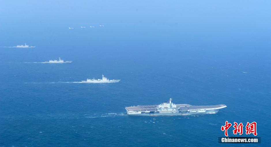 圖為遼寧艦與水面艦艇、飛機進(jìn)行協(xié)同訓(xùn)練。中新社發(fā) 胡鍇冰 攝