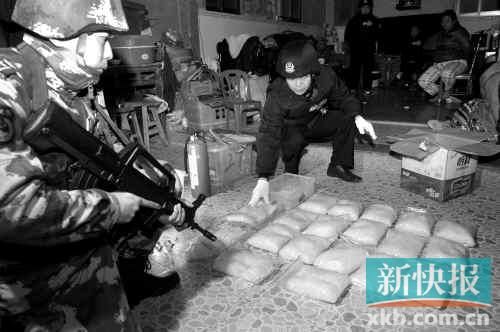 警方在村民家中搜獲大量冰毒。