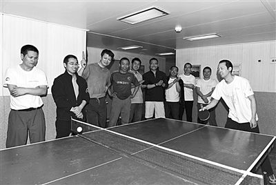 5日，“雪龍”號上的科考隊員在進行乒乓球比賽。新華社發(fā)