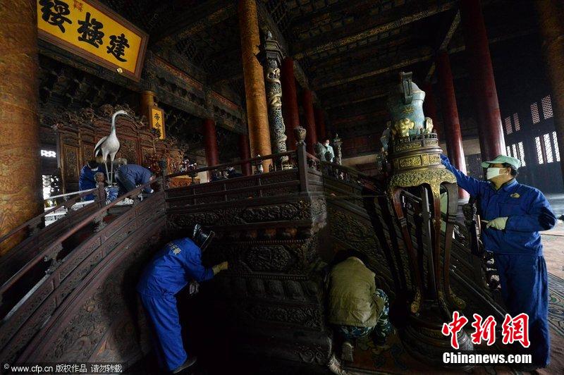 圖為工作人員正在故宮太和殿內(nèi)進(jìn)行整體清潔工作。