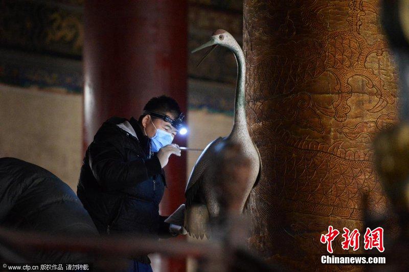 圖為工作人員使用軟毛刷除塵。