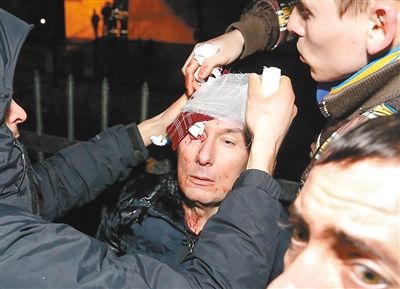 11日，基輔，遇襲受傷的反對派領導人盧岑科接受簡單救護。