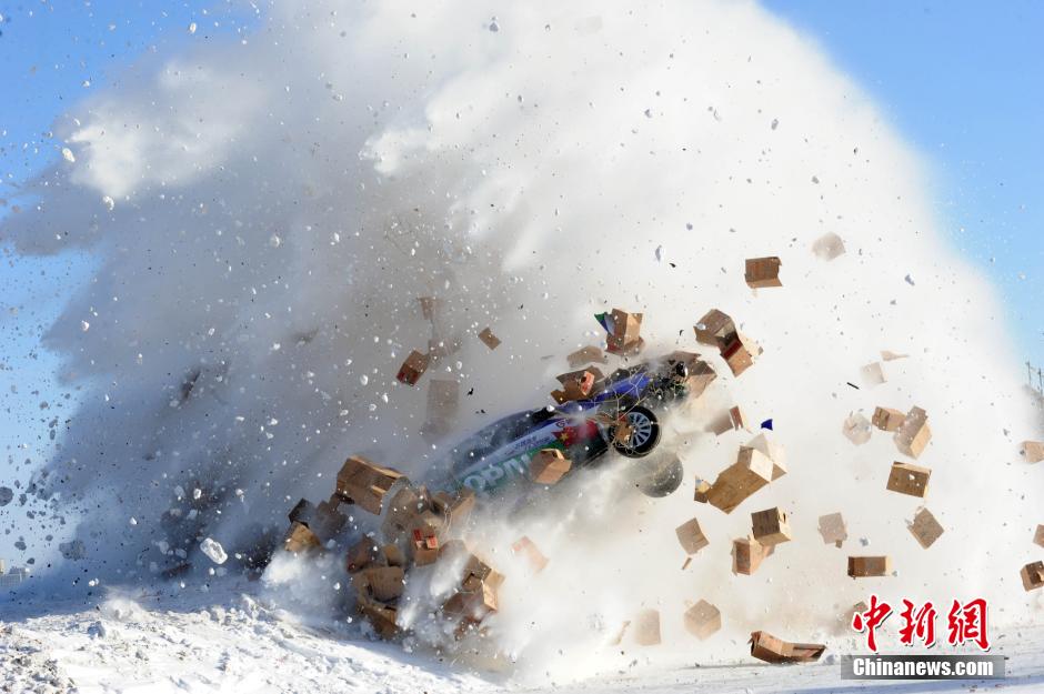 圖為：謝雨均駕駛賽車在黑龍江黑河段飛越冰河。中新社發(fā) 邱齊龍 攝