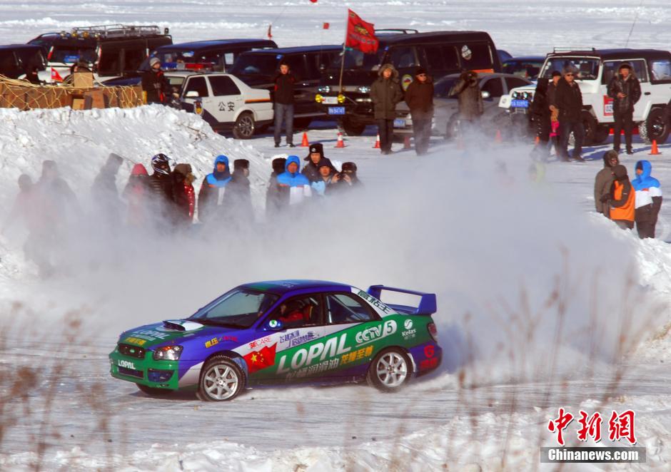 圖為參加“飛越冰河”大型體育極限運動挑戰(zhàn)賽事的選手在冰封的黑龍江上進行冰雪飛車漂移。中新社發(fā) 邱齊龍